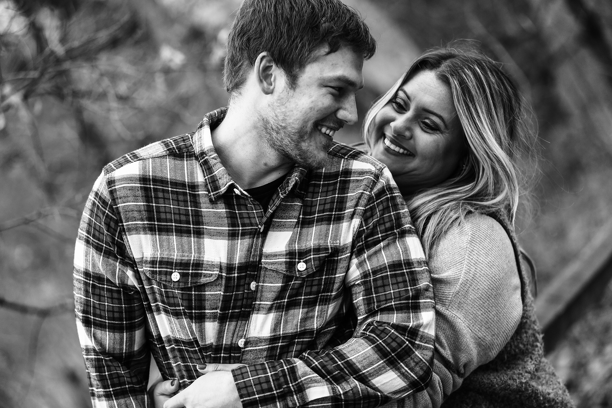 Woman sneaks up on her fiance during fall engagement photos in Frontier Park